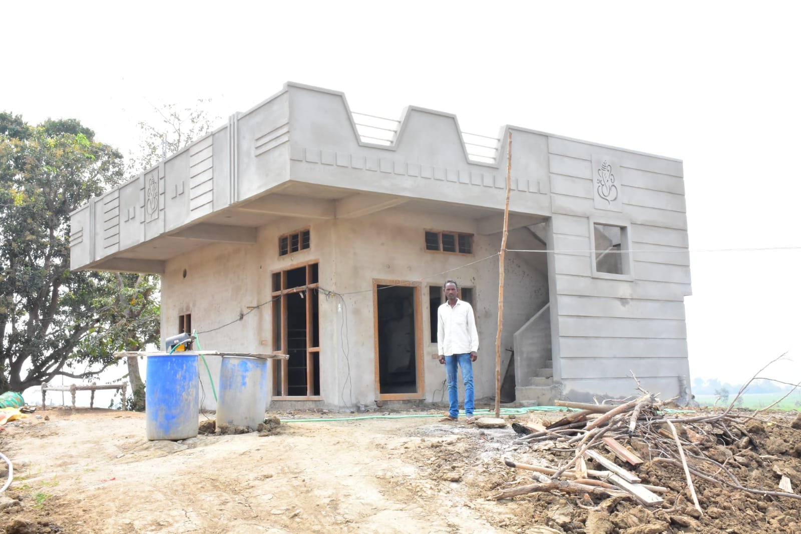 ఇందిరమ్మ ఇండ్లు పూర్తి చేయడంలో రాష్ట్రంలో రాజన్న సిరిసిల్ల జిల్లా ఫస్ట్  శరవేగంగా పనులు.. ఇప్పటిదాకా 40 శాతం పూర్తి  లబ్దిదారుల బ్యాంకు ఖాతాల్లో రూ. 161 కోట్లకుపైగా సాయం జమ  వేడుకగా గృహ ప్రవేశాలు